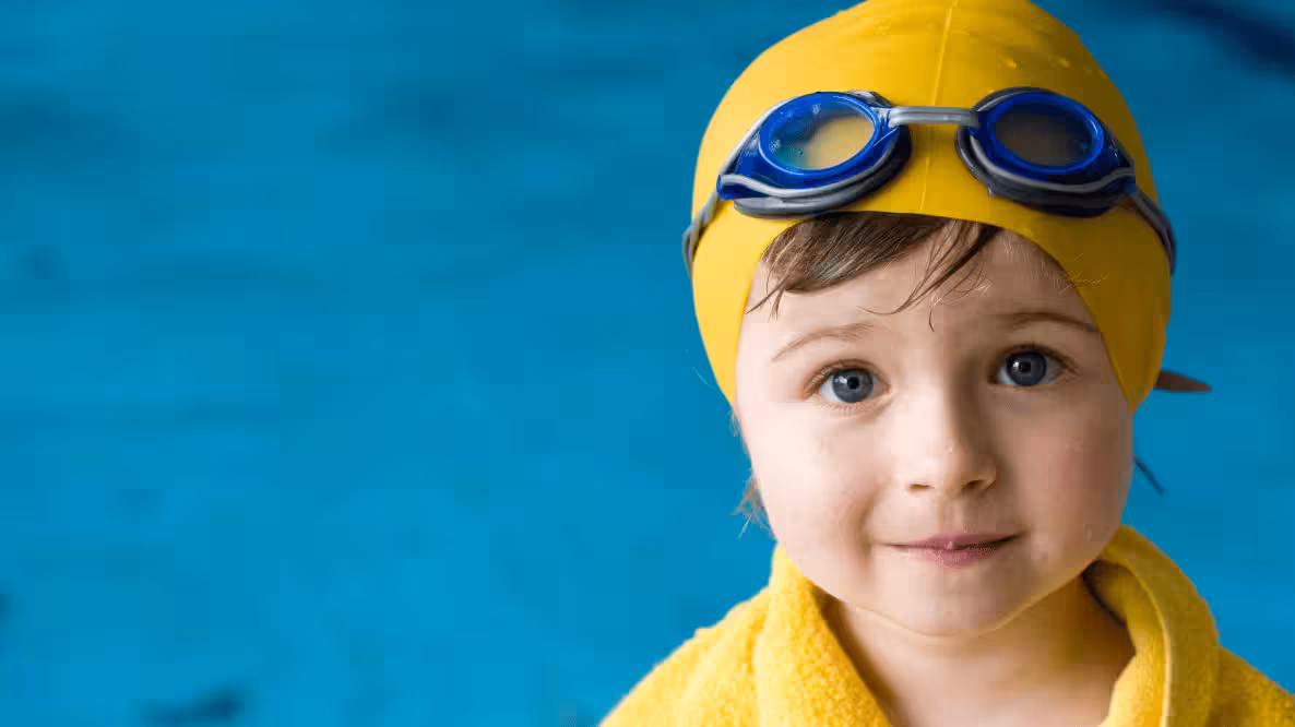 Dítě v plavecké čepičce
